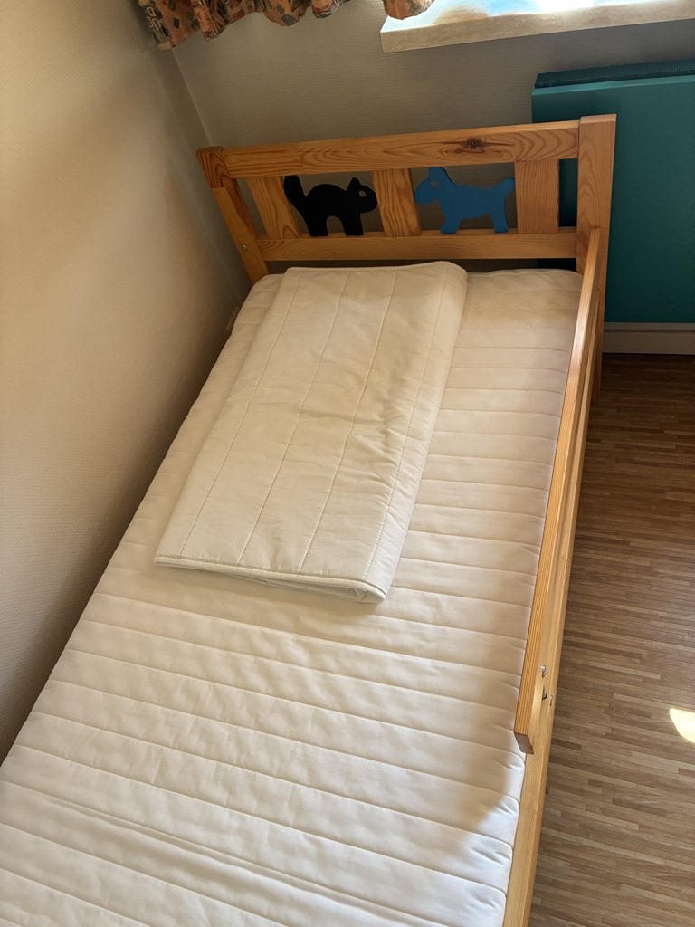 Kinderbedje   +matras+beschermer en Hoeslaken , nieuwstaat !, 70 tot 85 cm, 140 tot 160 cm, Zo goed als nieuw, Ophalen