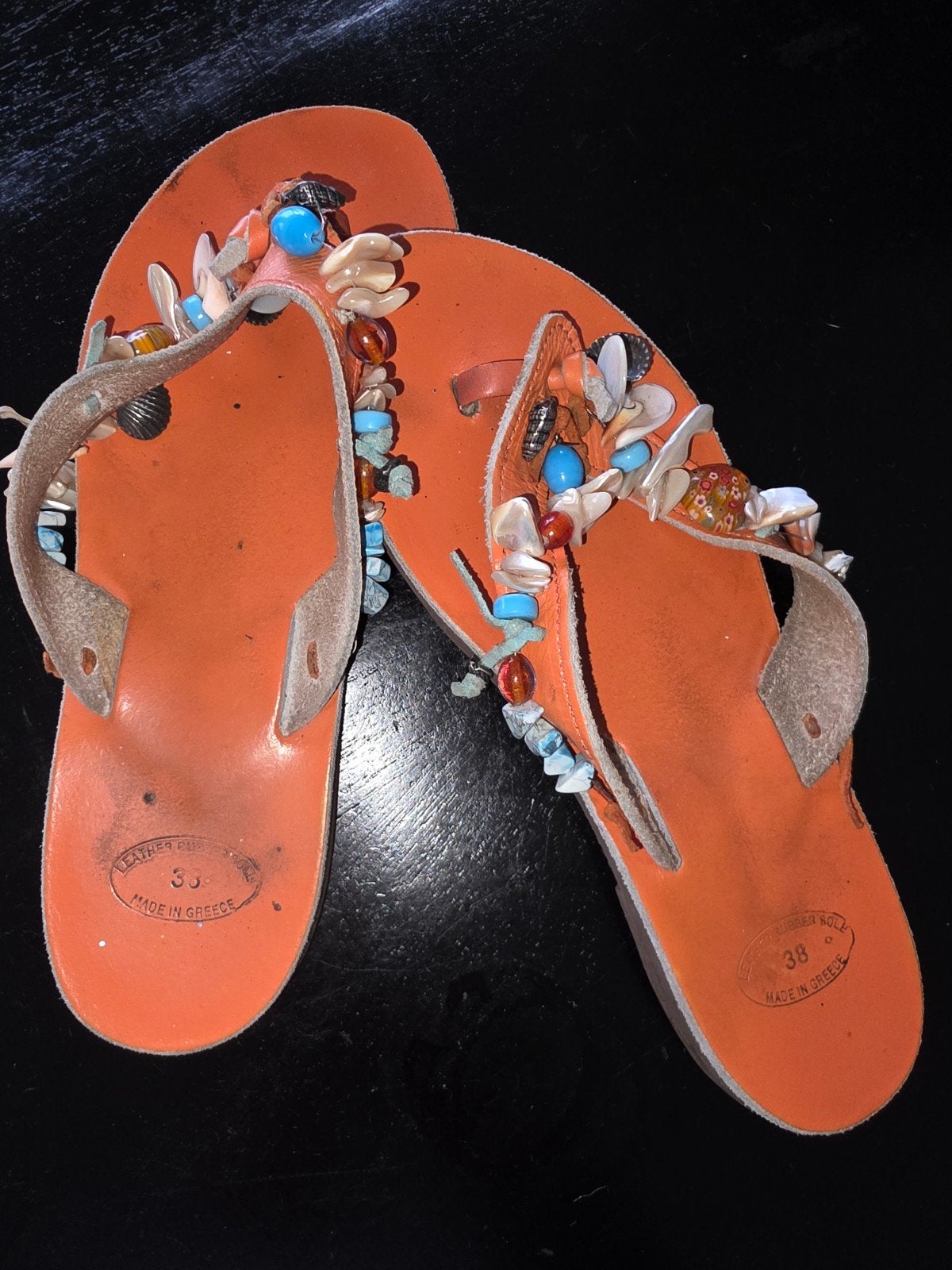 Leuke lederen ibiza slippers met schelpjes 38, Ophalen of Verzenden, Slippers
