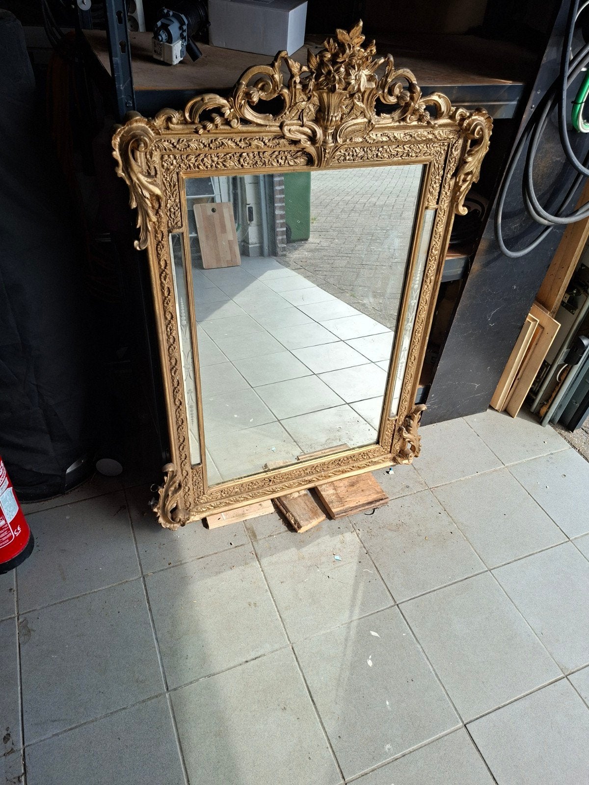 grote wandspiegel, Ophalen
