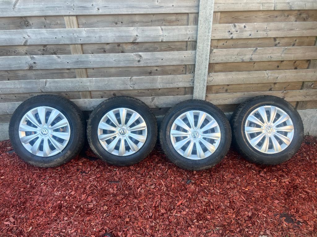 Golf 6 Zomer sett pirelli met nieuw deksels 5x112, Ophalen, Gebruikt, 15 inch, Banden en Velgen
