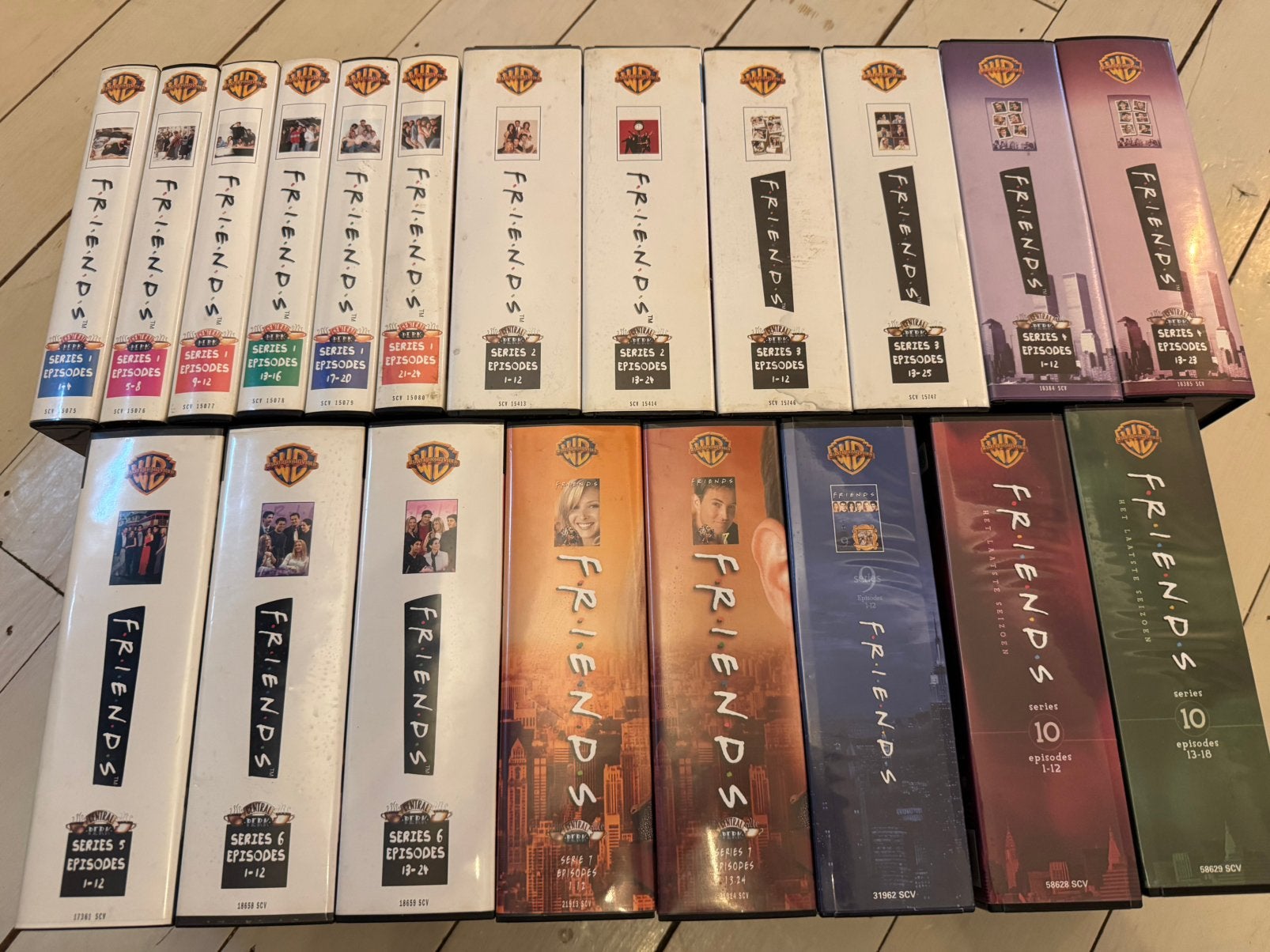 Grote verzameling Friends VHS videobanden (Seizoen 1 t/m 10), Cd's en Dvd's, Ophalen, Komedie, Vanaf 12 jaar, VHS