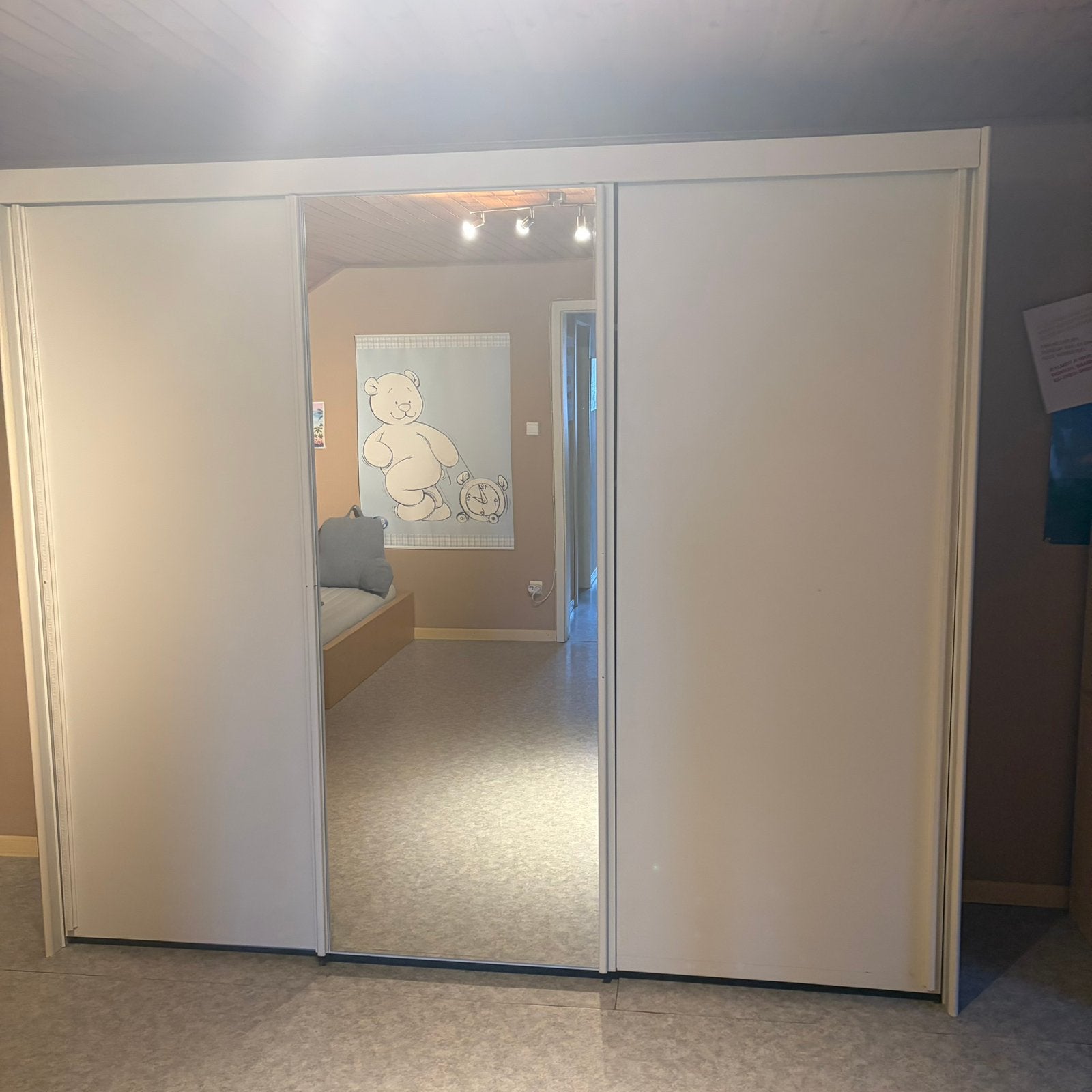 GRATUIT – grande armoire avec portes coulissantes et miroir, Maison & Meubles, 200 cm ou plus, Enlèvement, Utilisé, 200 cm ou plus