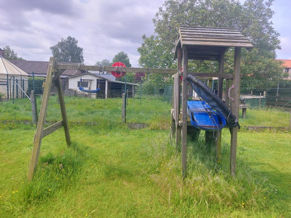 Schommel met klimmuur, glijbaan, huisje en zandbak, Ophalen, Schommel