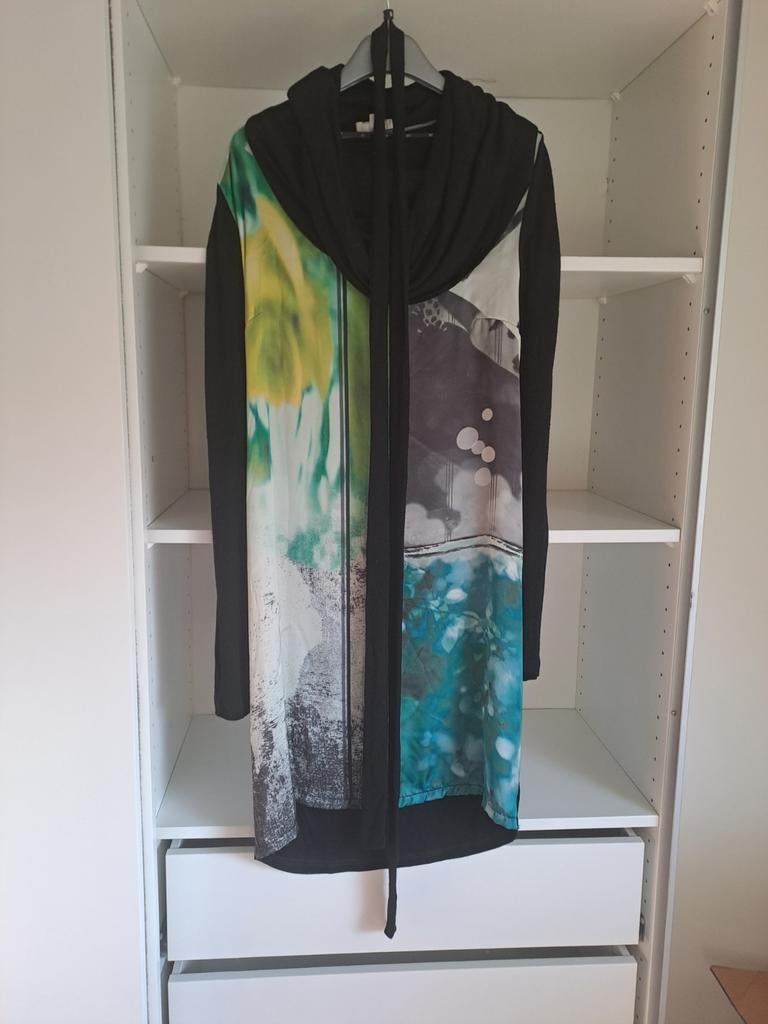 t M Robe à col roulé noire avec imprimé jaune, vert et bleu, Vêtements | Femmes, Taille 38/40 (M), Enlèvement ou Envoi, Au-dessus du genou