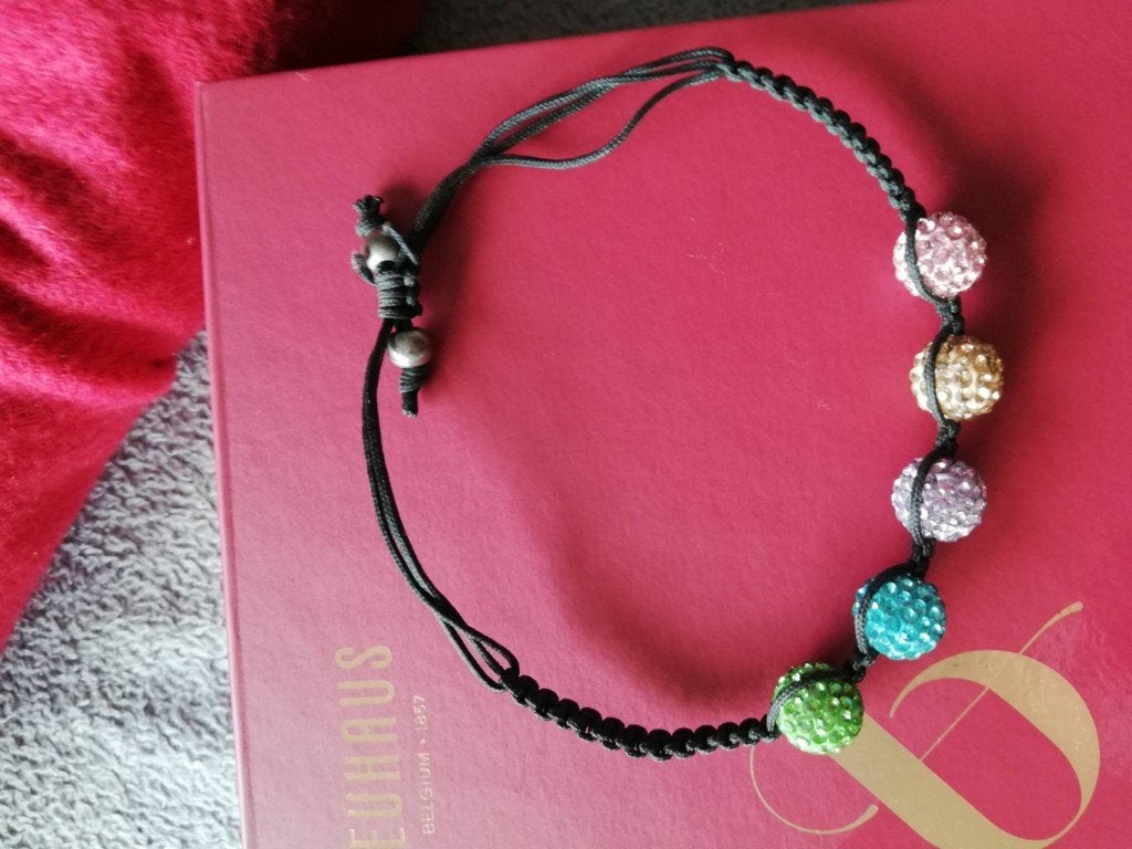 Bracelet avec plein de pierres colorées, 3 euros !, Enlèvement ou Envoi, Comme neuf, Noir, Avec bracelets à breloques ou perles