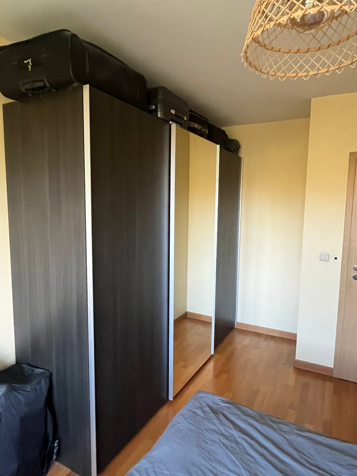 Grande garde-robe/armoire portes coulissantes miroir central, 200 cm ou plus, Comme neuf, Enlèvement, 200 cm ou plus