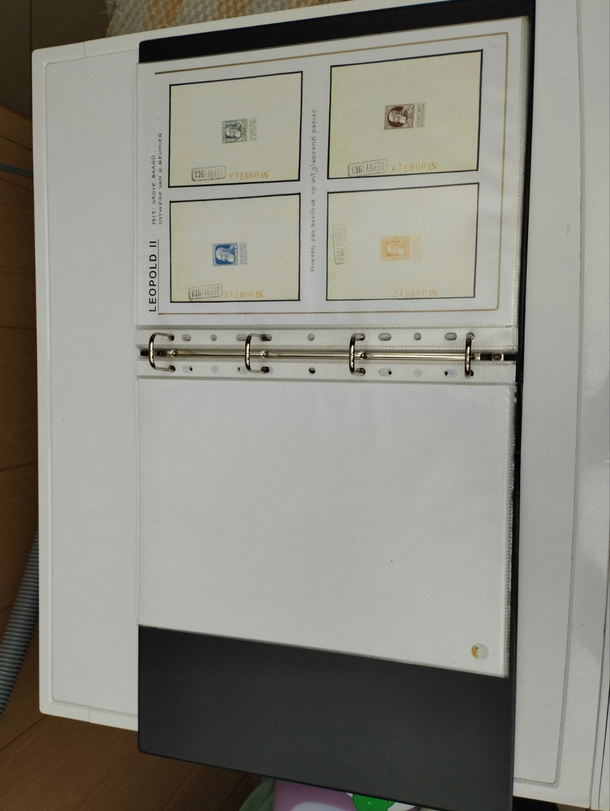 een album met albumbladeren erin met scanner postzegels er k, Postzegels en Munten, Ophalen