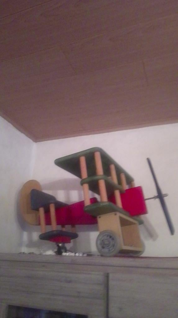 Groot houten vliegtuig, Ophalen