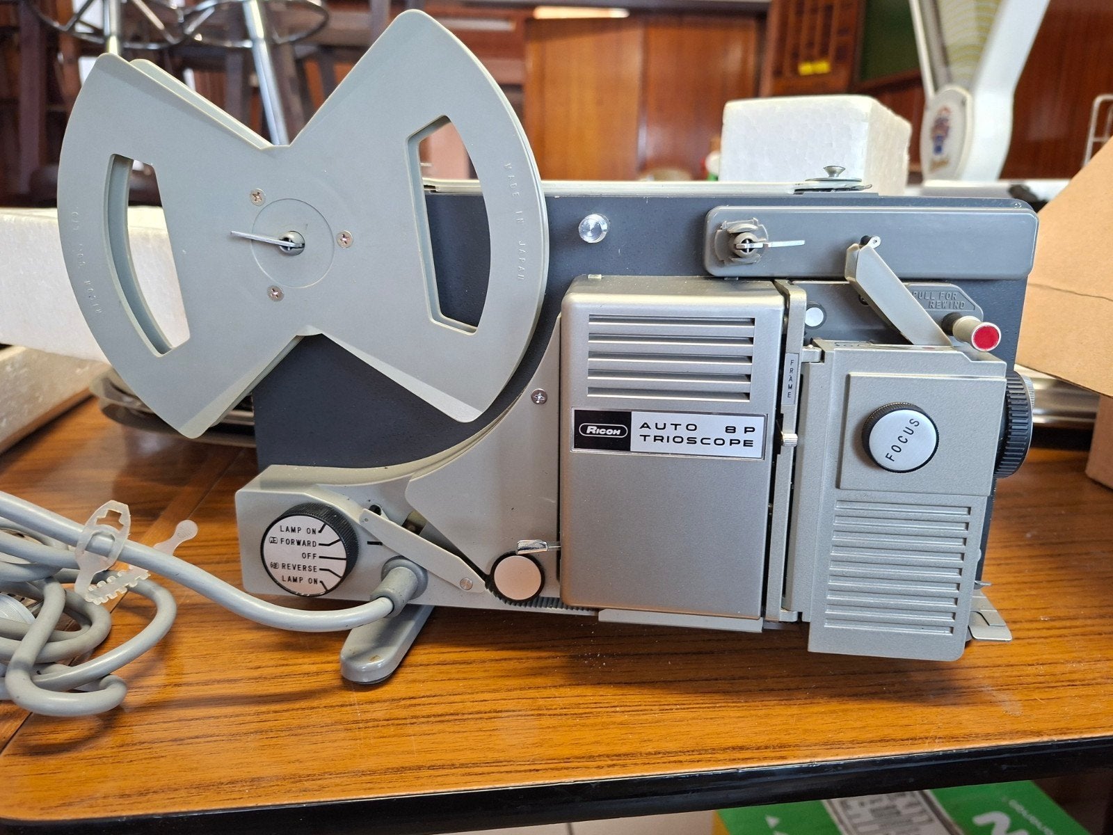 Oude filmprojector met originele doos in werkende staat, Collections, Appareils photo & Matériel cinématographique, Enlèvement