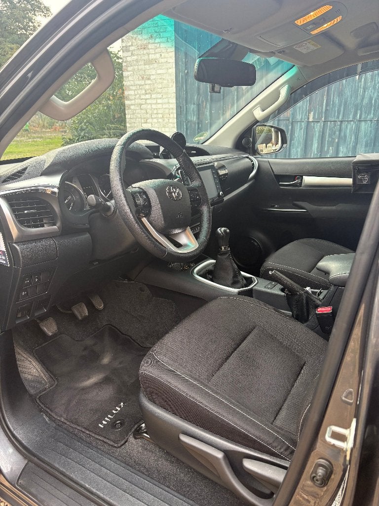 Toyota Hilux 2.4d manueel!, Autos, Argent ou Gris, Achat, Entreprise, Boîte manuelle