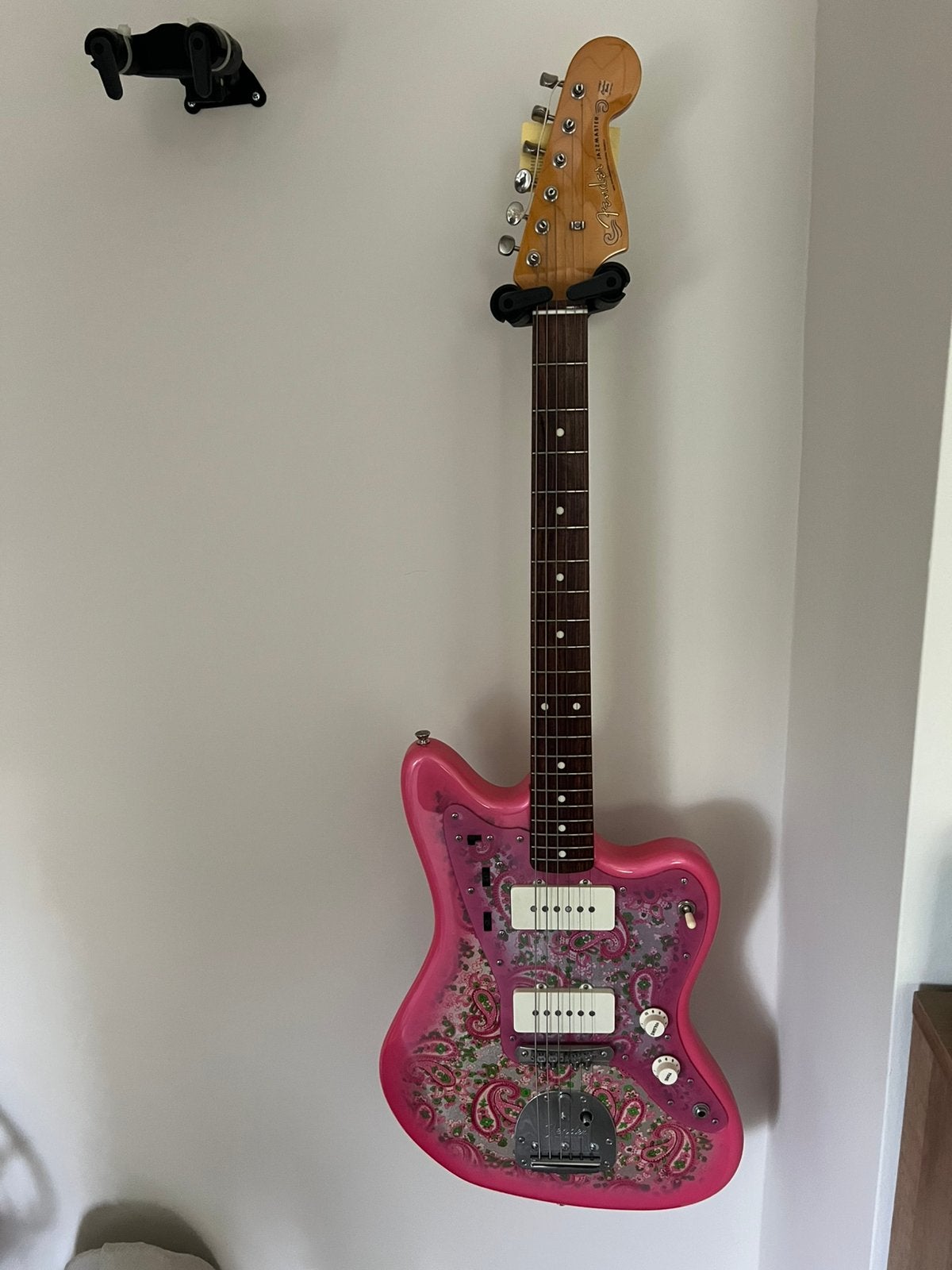 Traditional 60s Jazzmaster pink paisley  577 van gemaakt, Musique & Instruments, Instruments à corde | Guitares | Basses, Enlèvement