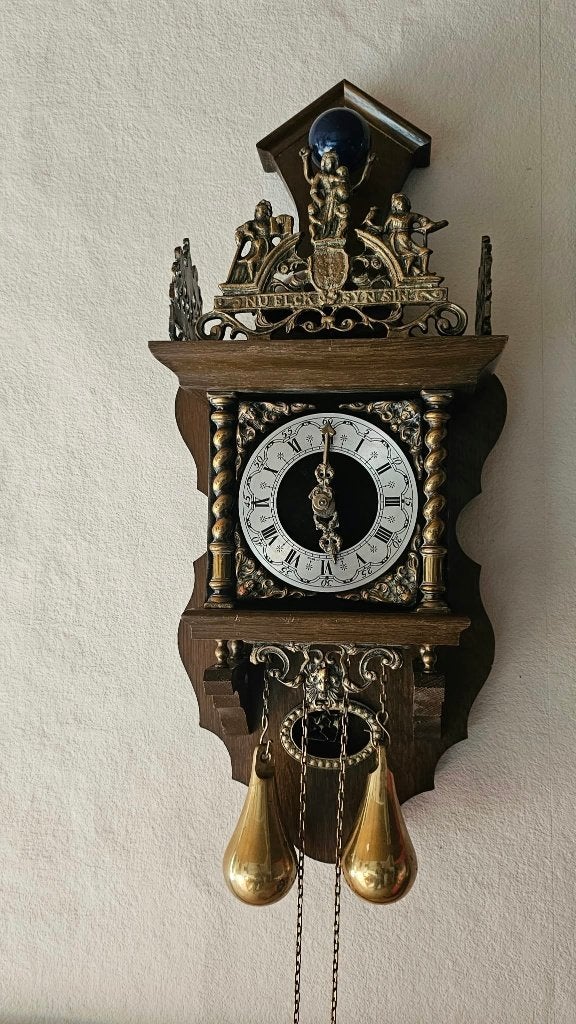 Prachtige wandklok met een klassiek design zaanse klok, Antiek en Kunst, Ophalen