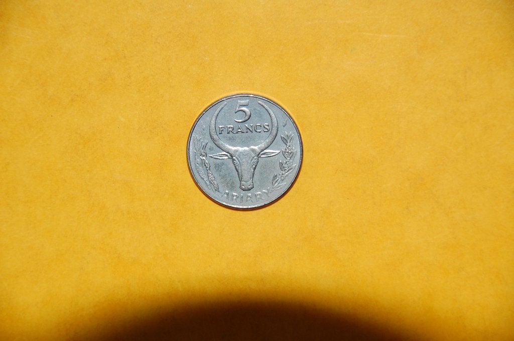 MALAGASY REPUBLIC : 5 Francs  ARIARY 1988, Postzegels en Munten, Verzenden, Losse munt
