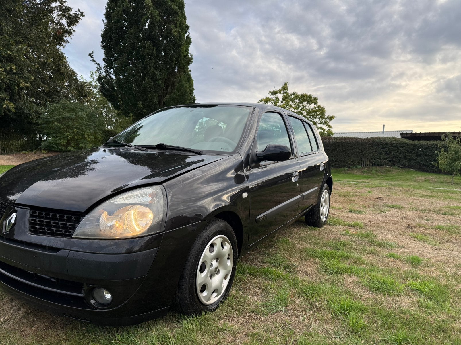 Renault Clio 1.2 16V – €1.850 word gekeurd, Voorwielaandrijving, Stof, Zwart, Zwart