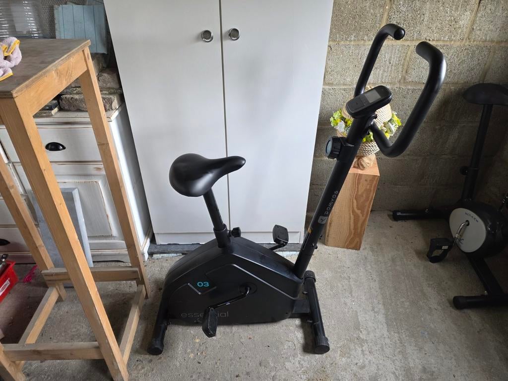 Hometrainer Domyos Essential 03 - Zo goed als nieuw, Sports & Fitness, Appareils de fitness, Comme neuf, Vélo d'appartement, Jambes