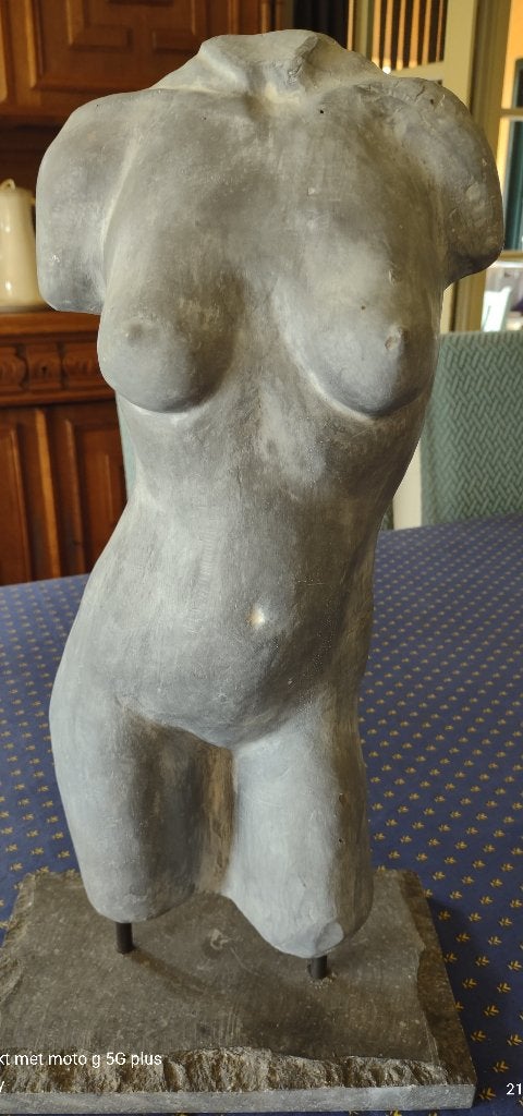 Stenen beeld vrouwelijk lichaam, Gris, Sur socle, Statue, Pierre ou céramique