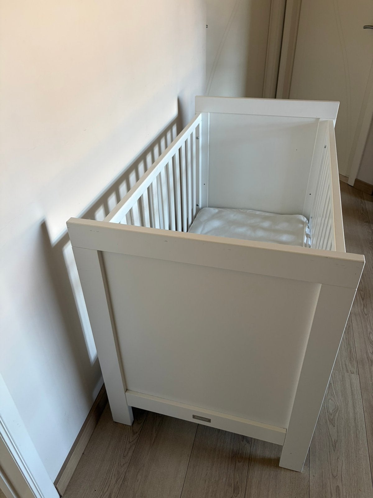 Babybed met matras, beschermhoes en hoeslakens., Kinderen en Baby's, Kinderkamer | Complete kinderkamers, Ophalen, Zo goed als nieuw