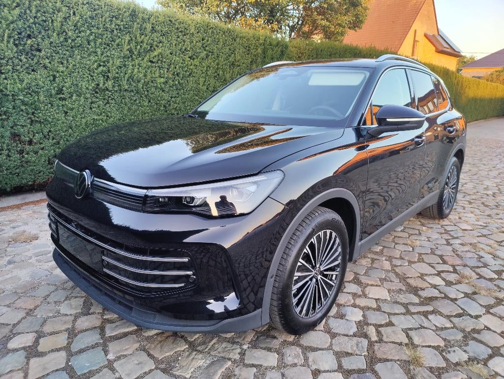 Volkswagen Tiguan 1.5 eTSI OPF DSG Elegance 360 Camera, Auto's, 1498 cc, 4 cilinders, Alcantara, Zwart