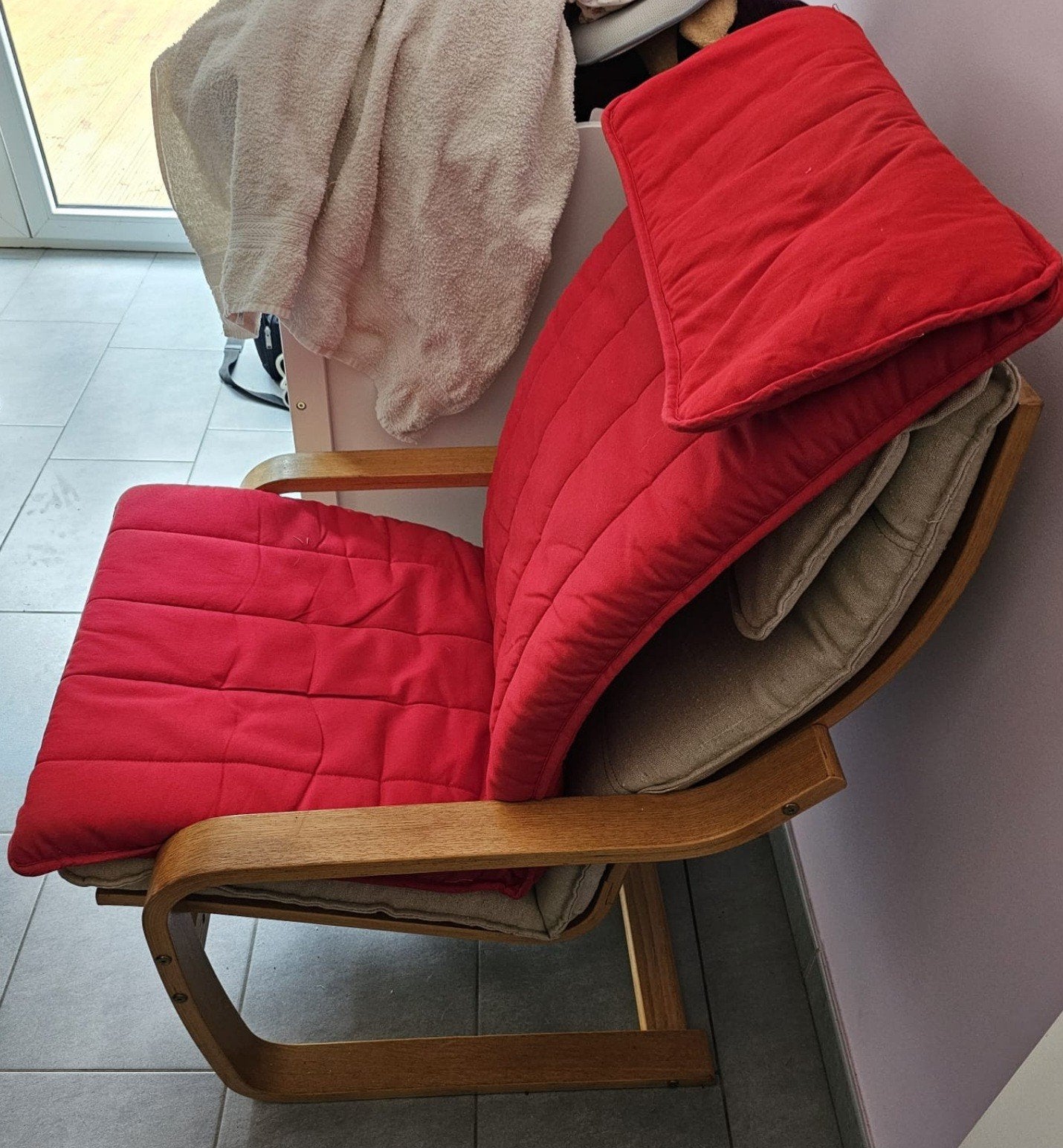 Fauteuil ikea relax avec 2 coussins rouge et beige, Maison & Meubles, Fauteuils