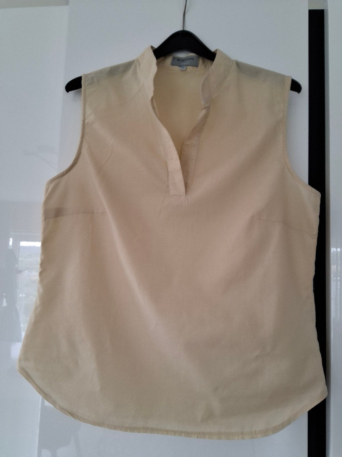 Mouwloze crèmekleurige blouse van Kishido, Kleding | Dames, Topjes, Chic, Beige, Maat 42/44 (L), Ophalen of Verzenden