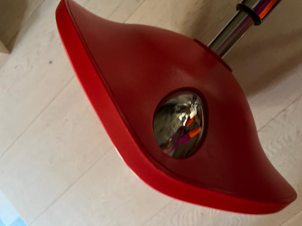 Chaise de bureau design rouge sur roulettes, Enlèvement, Comme neuf