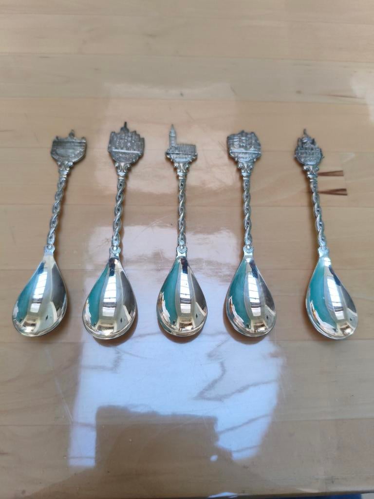 Zilveren theelepels, Ophalen