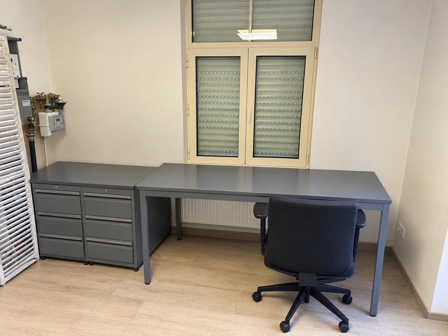 Gratis burotafel + 2 kastjes, Ophalen, Gebruikt