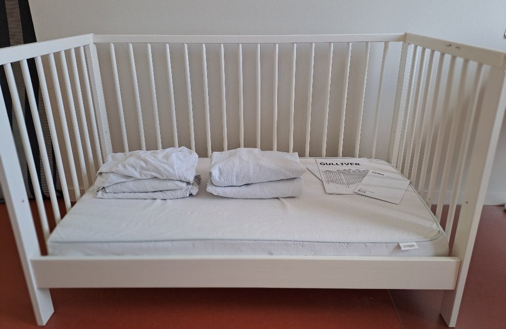 Babybed Gulliver, matras, 2 matrasbeschermers, 3 lakens, Kinderen en Baby's, Ophalen, Gebruikt, Minder dan 140 cm, Matras