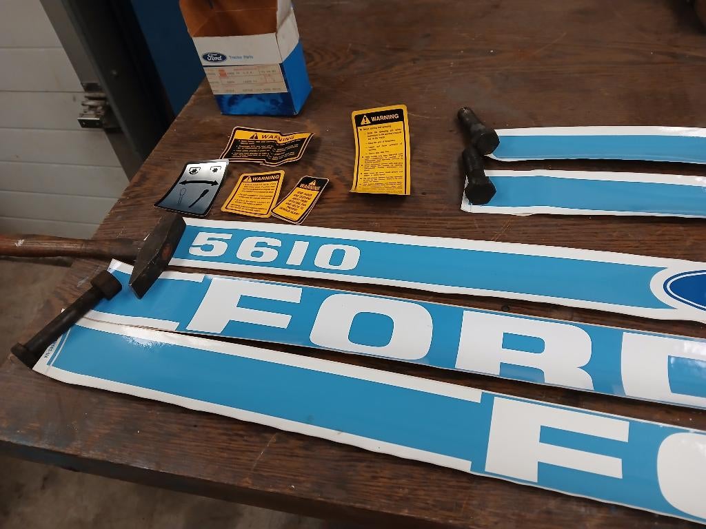 Hefdeksel Ford 10Serie en sticker set 5610 Uitlaat Komt 4610, Zakelijke goederen, Landbouw | Onderdelen | Banden, Velgen en Assen