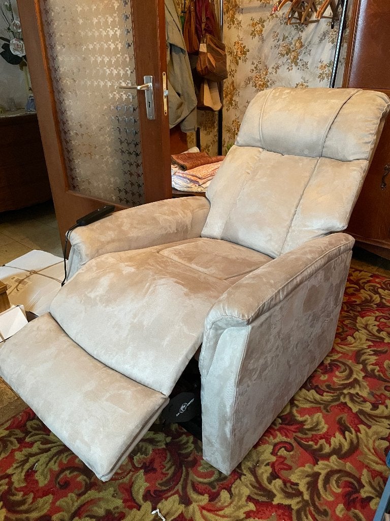 Fauteuil électrique Leenbakker, 75 à 100 cm, Fauteuil électrique beige tissu de type daim, Comme neuf, Enlèvement