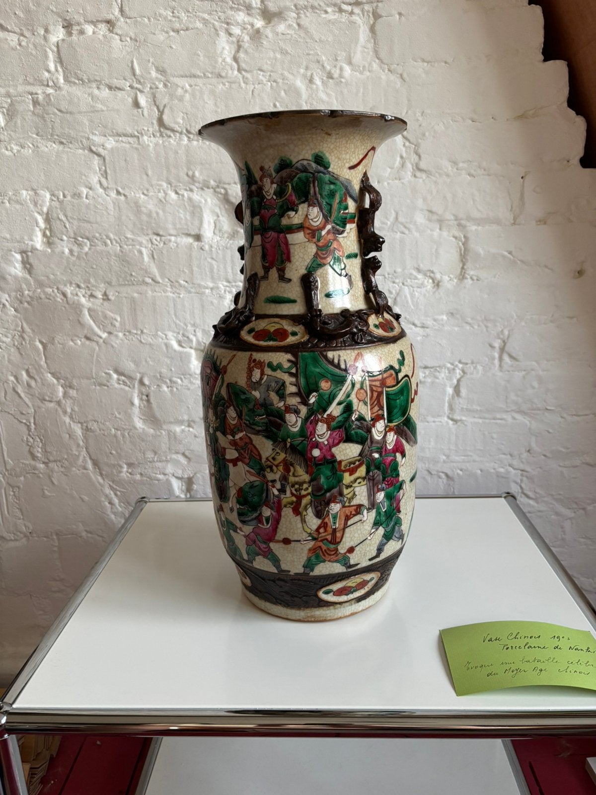 Vase chinois dix-neuvième en porcelaine avec ornements, Antiquités & Art, Enlèvement ou Envoi