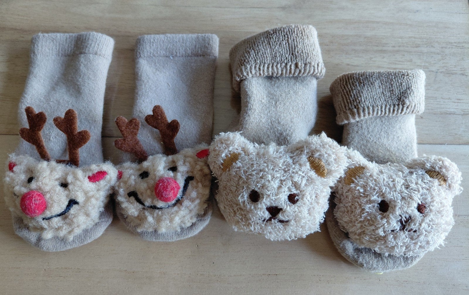 2 paar babykousjes, Enfants & Bébés, Vêtements de bébé | Chaussures & Chaussettes, Garçon ou Fille, Enlèvement, Utilisé, Chaussettes