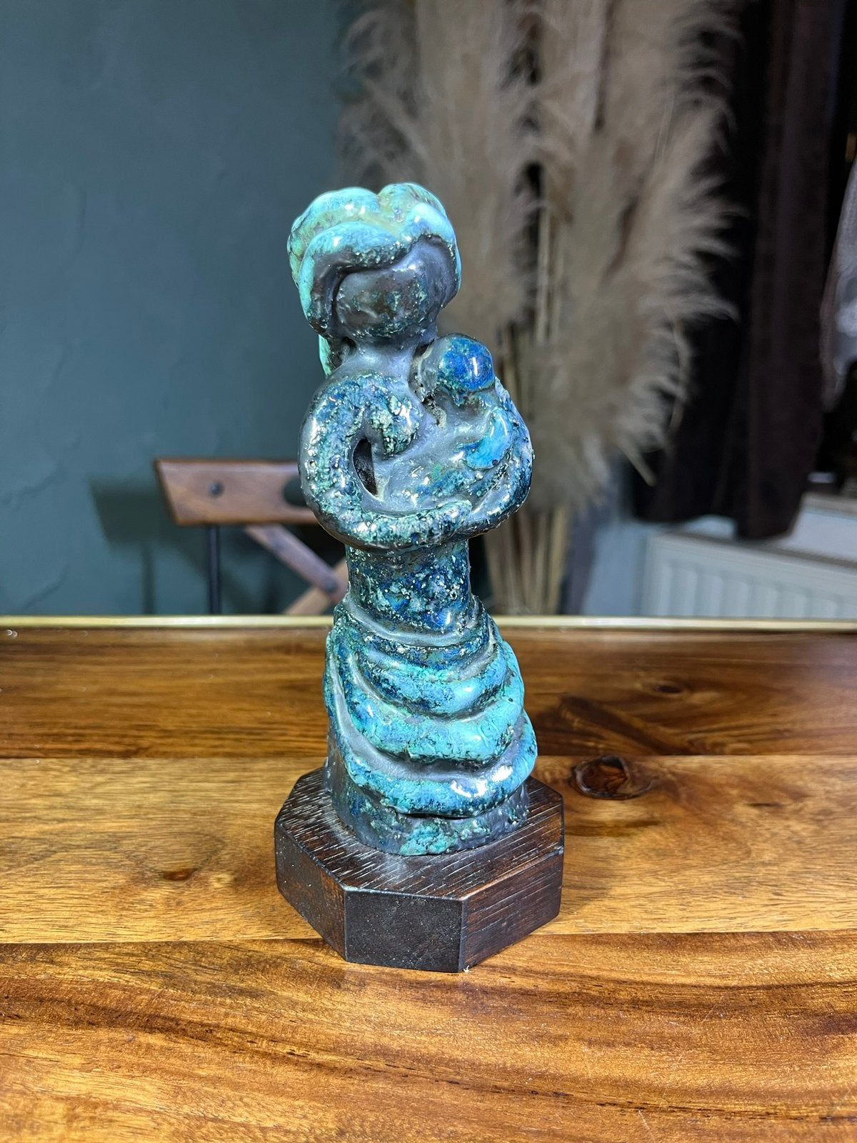 Statue mère tenant son enfant en mineral bleu sculpté, Enlèvement ou Envoi, Comme neuf, Humain