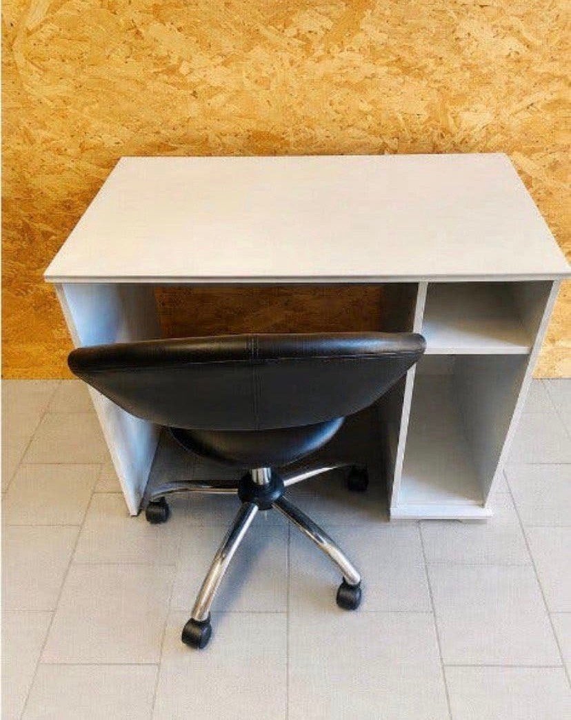 BUREAU AVEC CHAISE DE BUREAU EN CUIR, Goulotte de câbles, Enlèvement, Utilisé, IKEA