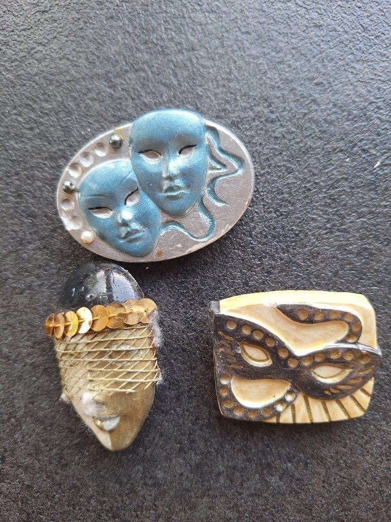 Lot de 3 broches artisanales en plâtre peint à la main, Handtassen en Accessoires, Broches, Ophalen, Gebruikt, 4 tot 7 cm, Overige materialen