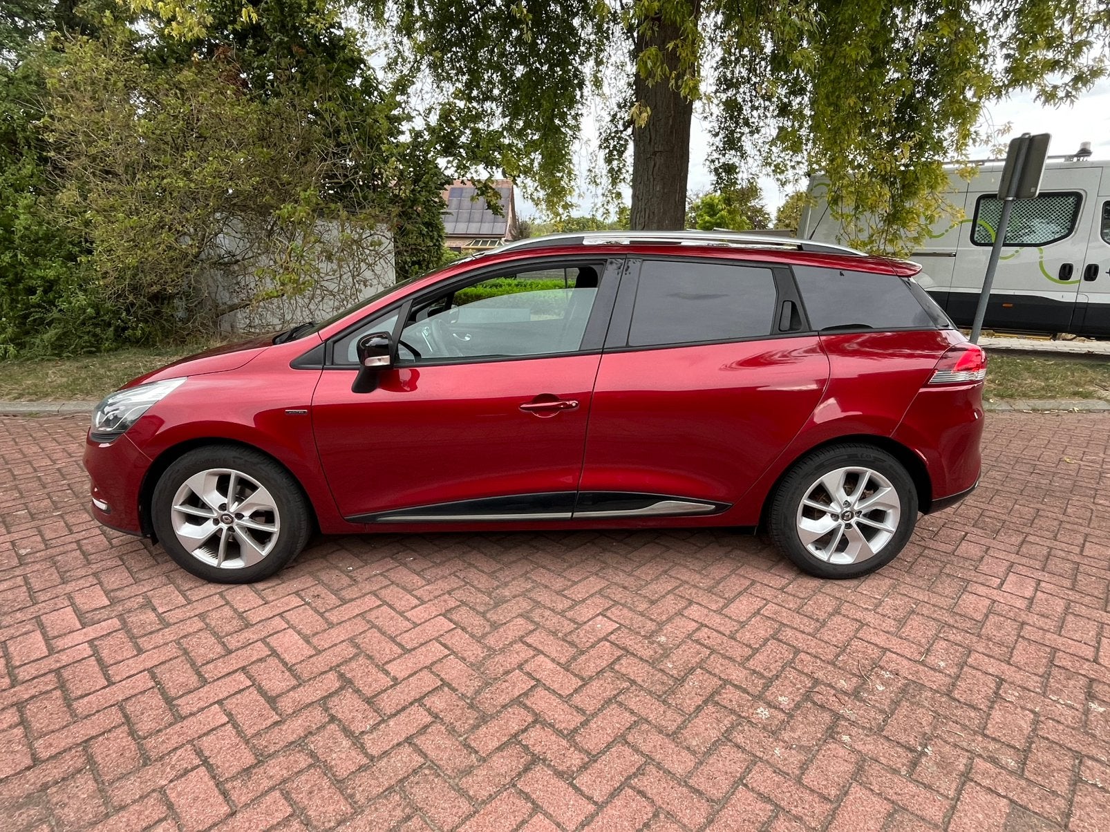 Renault clio 0.9 essence 131000 km 03/2018, Autos, Rouge, Achat, Boîte manuelle, 5 portes
