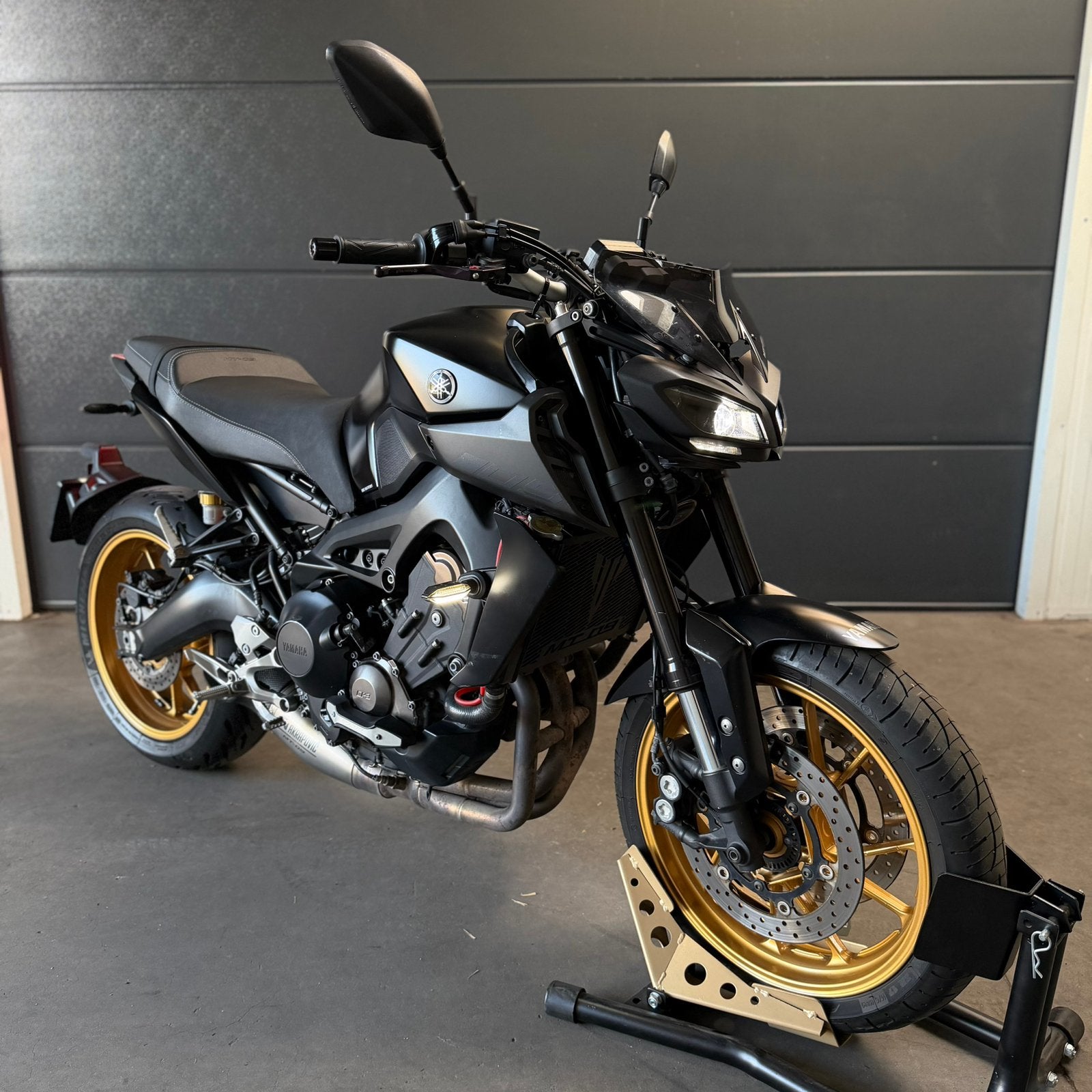 YAMAHA MT09 - Legendary 2019 model -Akrapovic -Custom wheels, Motoren, Motoren | Yamaha, Occasion, Motorrijbewijs A, Bedrijf, 3 cilinders