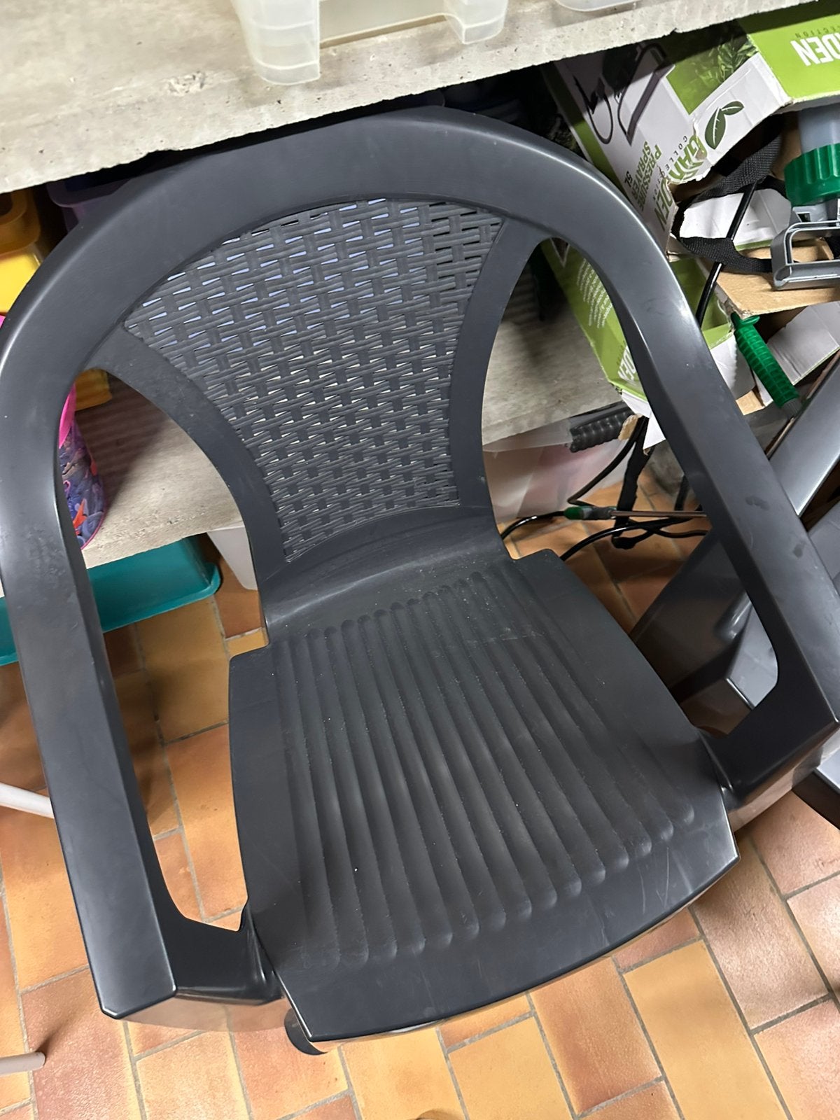 Chaises de jardin grises en bon état, Tuin en Terras, Tuinstoelen, Ophalen, Zo goed als nieuw, Plastic, Stapelbaar
