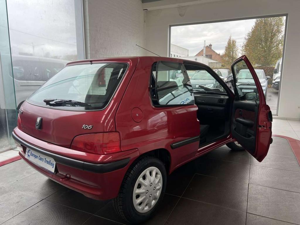 Peugeot 106 COLOR LINE 1.1 i 60CH DISTRIBUTION OK 1ÈRE MAIN, Auto's, Oldtimers, 4 zetels, Stof, Zwart, Bedrijf