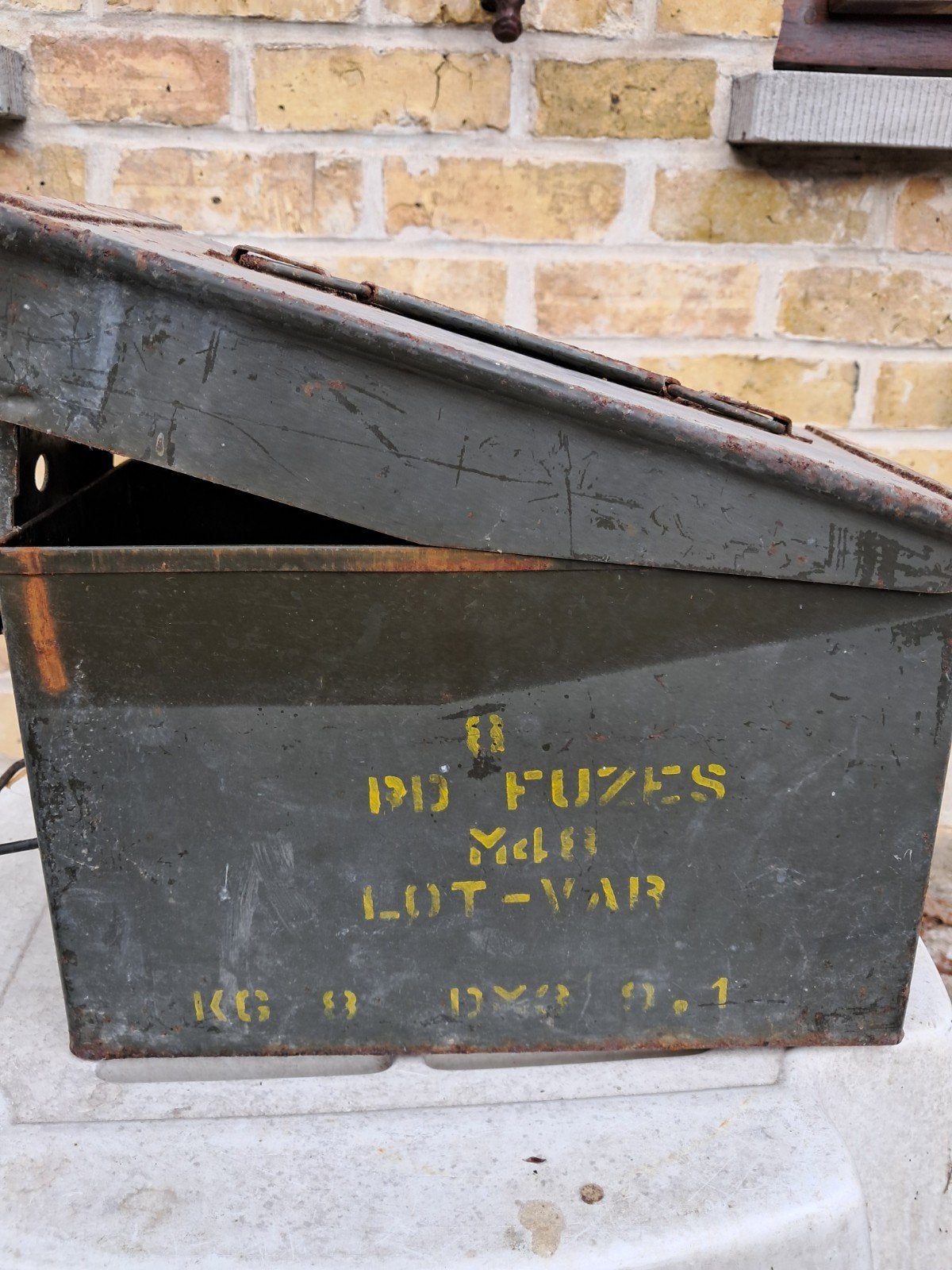 metalen kist met gele stencils "Fuzes" van WO2, Verzamelen, Ophalen