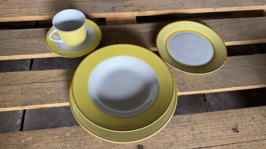 complete 40 piece dish set in yellow Easter color, Maison & Meubles, Cuisine | Vaisselle, Comme neuf, Service complet, Autres styles