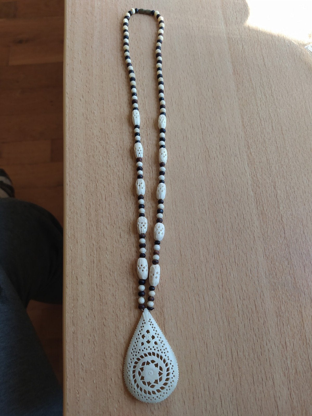 Afrikaans halssnoer in prima staat

60 cm lengte + medaillon, Ophalen of Verzenden