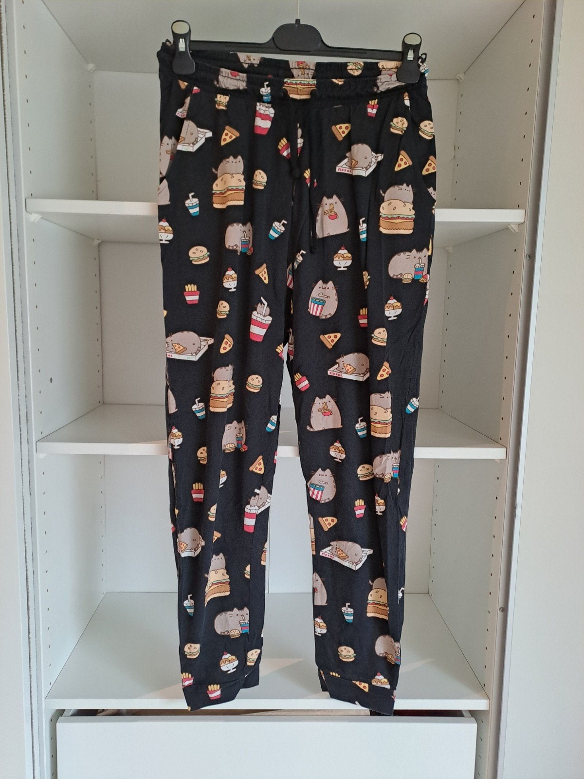 Mt S Zwarte joggingbroek met Pusheen cartoons, H&M, Meerkleurig, Ophalen of Verzenden, Maat 36 (S)