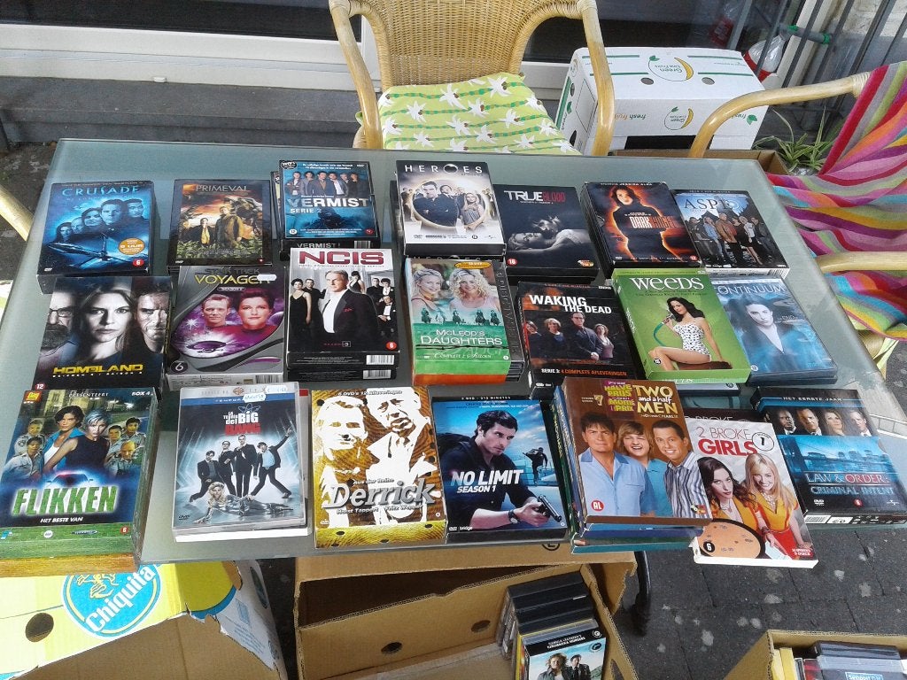 3 bananendozen vol met DVD's, Ophalen, Zo goed als nieuw