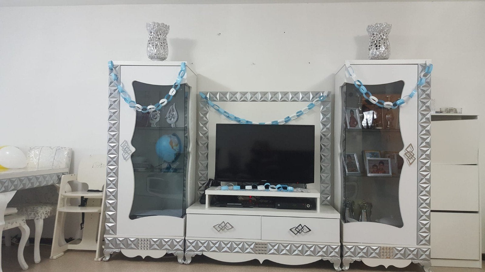 Meuble mural TV blanc et argenté de luxe avec 2 vitrines et, Enlèvement, Comme neuf