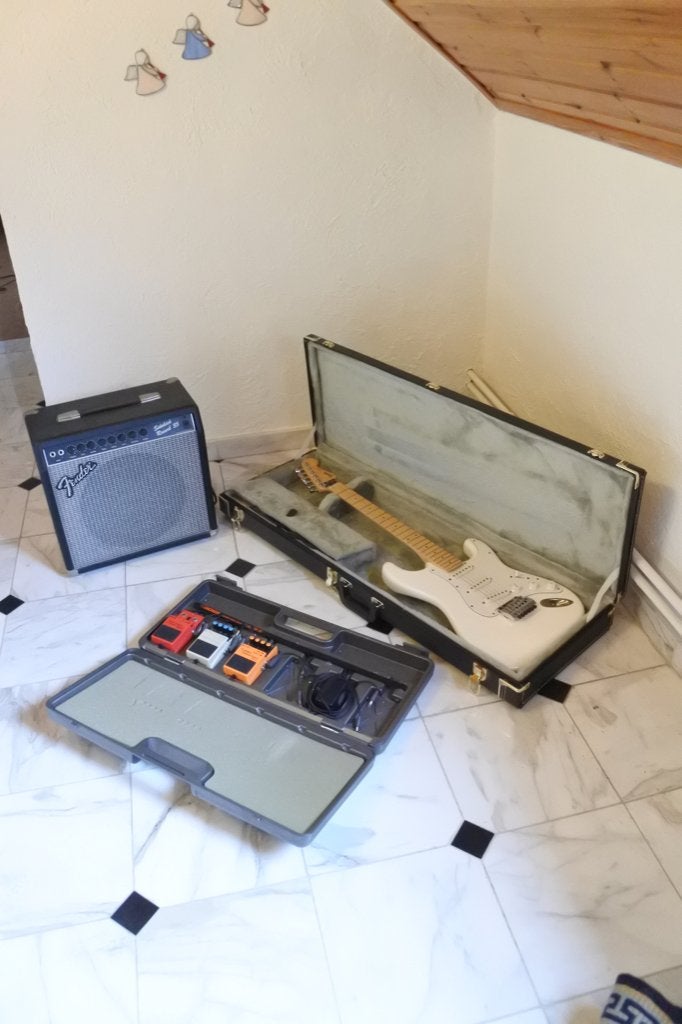 Fender Stratocaster + versterker + distortion + case, Muziek en Instrumenten, Ophalen, Fender, Gebruikt, Particuliere verkoop
