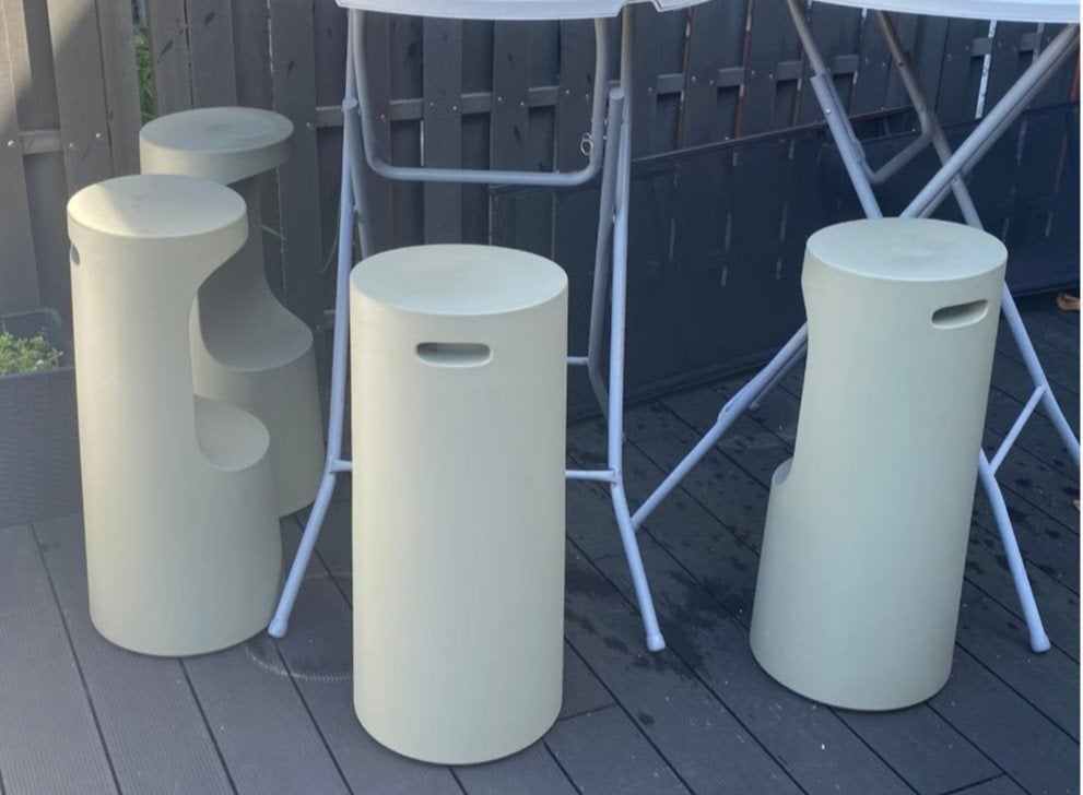 Tabourets hauts Fura de Plust, Enlèvement