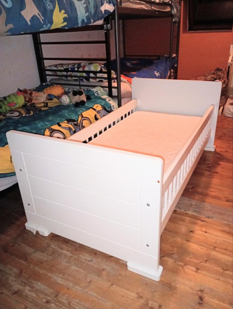 Degelijk peuter / kleuter bed inclusief zeer schoon matras, Ophalen, Matras