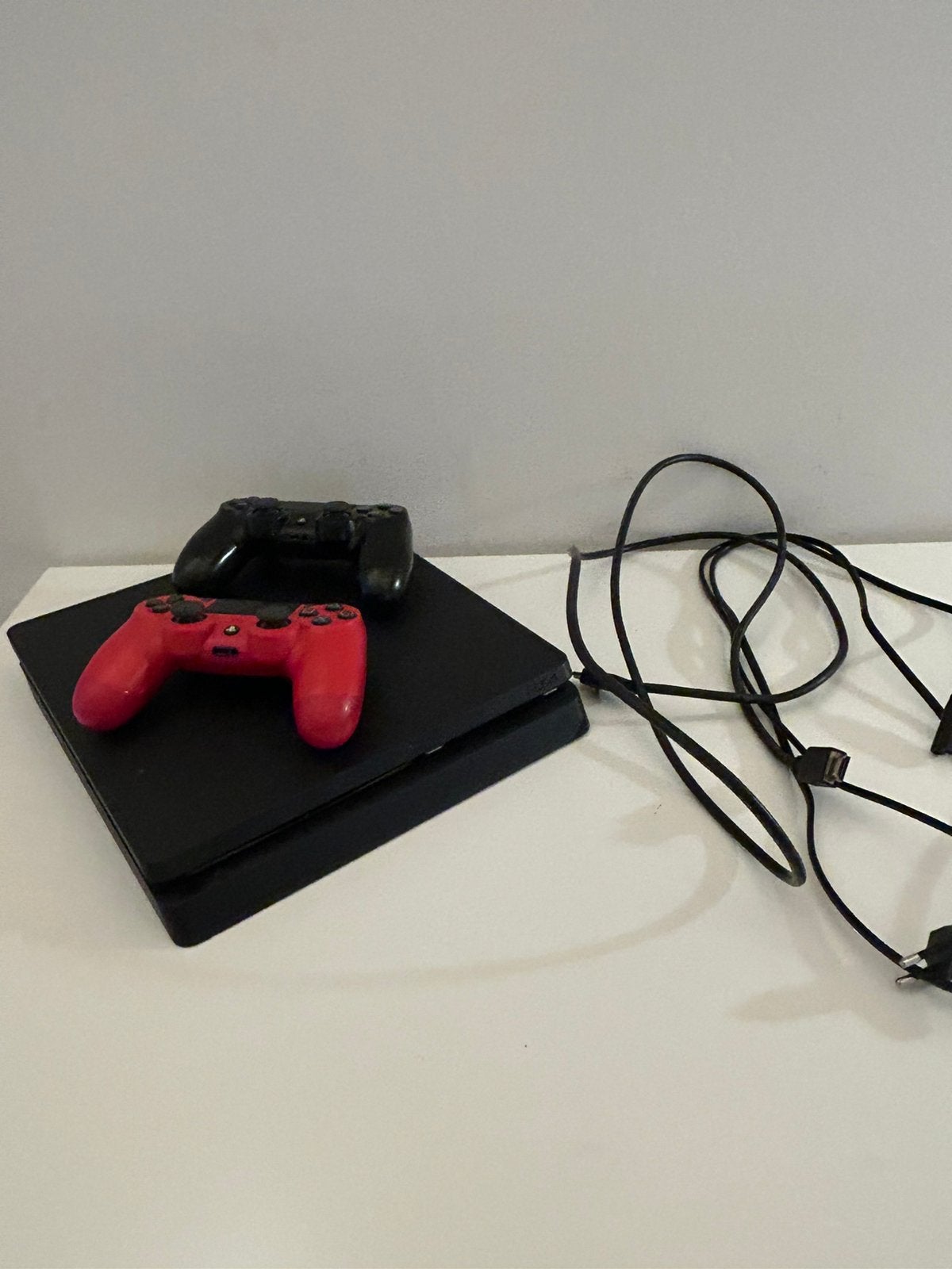 Playstation 4 + 2 controllers + kabels, Games en Spelcomputers, Spelcomputers | Sony PlayStation 4, Ophalen, Met 2 controllers