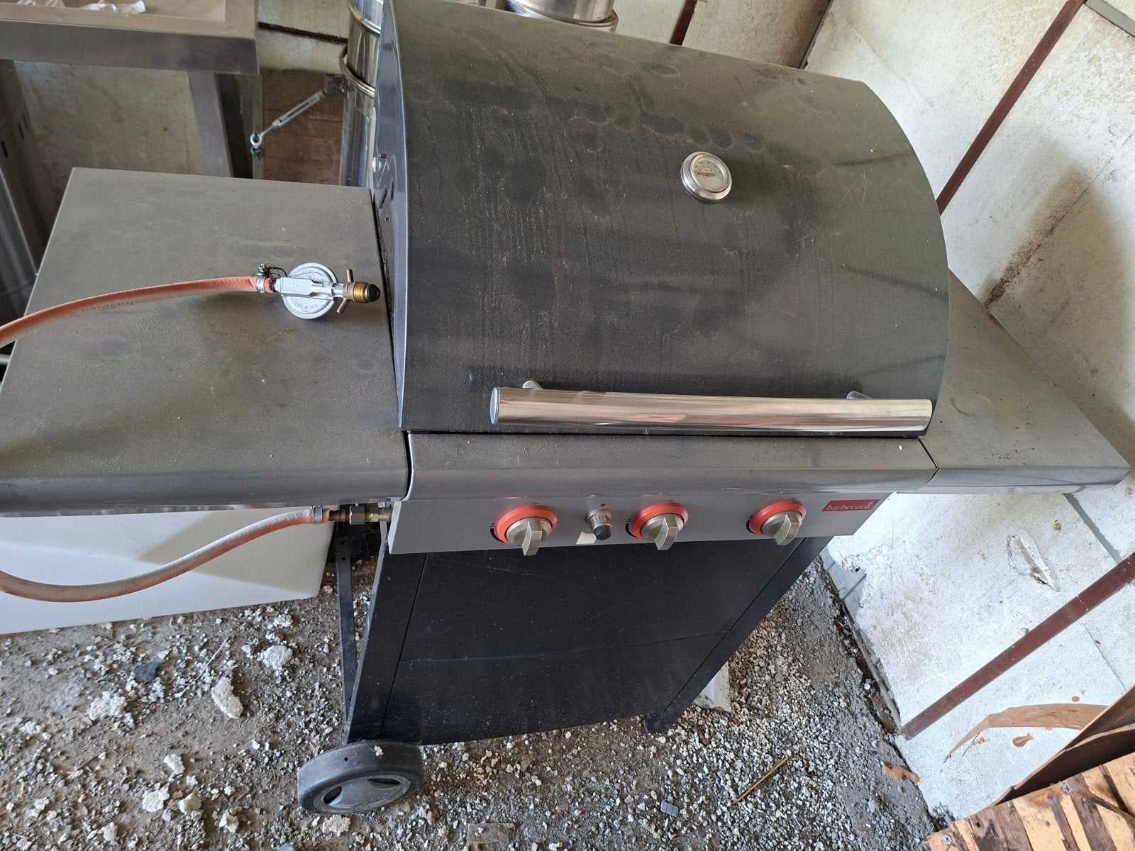 Gas BBQ, Ophalen